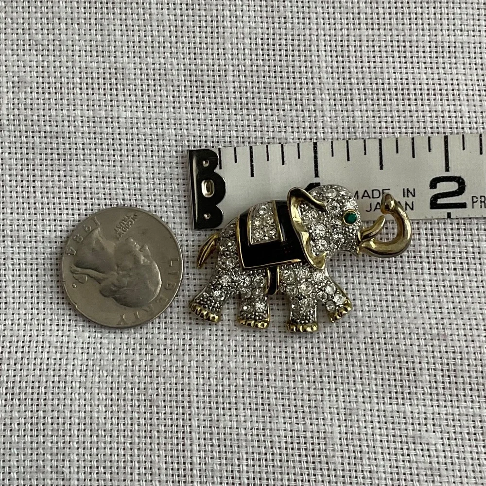 •Vintage Rhinestones Elephant Brooch Pin